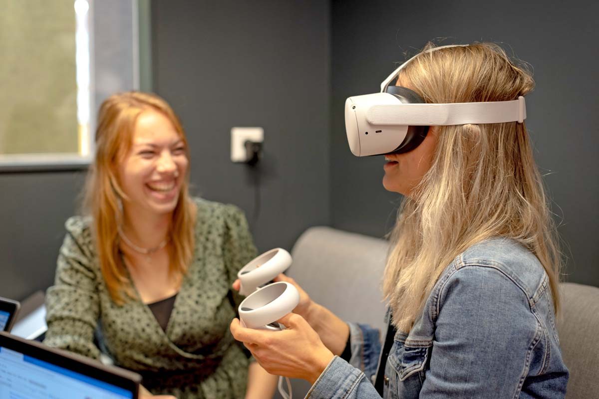 Leerlingen met VR bril